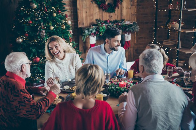 Po tradiciji se družina za božič zbere ob bogato obloženi mizi. FOTO: Deagreez/Getty Images 
