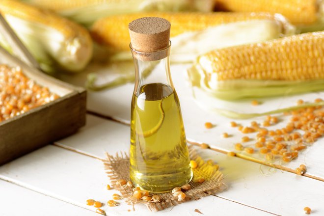 Koruzno olje vsebuje maščobne kisline omega 6 in antioksidante, denimo vitamin E.