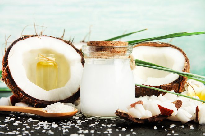 Čeprav je zelo priljubljeno, ima kokosovo olje visok delež nasičenih maščob, ki večajo tveganje za nastanek bolezni srca in ožilja. FOTOGRAFIJi: Guliver/Getty Images