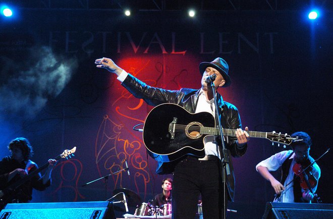 Vlado Kreslin na festivalu Lent leta 2005, kjer je nastopil tako z Beltinško bando kot z Malimi bogovi.. FOTO: Nebojša Tejić/Delo