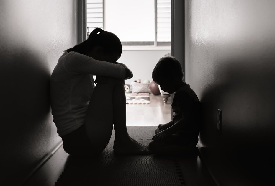 Fotografija: Ne samo mama, tudi otroci naj ne bi ubežali nasilnemu očetu. FOTO: Kieferpix/getty images