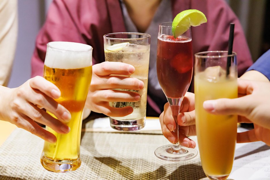 Fotografija: Prehranske smernice Ministrstva za kmetijstvo ZDA (USDA) pravijo, da ženske ne smejo zaužiti več kot ene alkoholne pijače na dan, moški pa naj se omejijo na dve. FOTO: Taka4332/gettyimages
