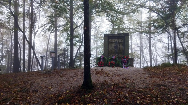Na vrhu najdemo spomenik partizanom, ki so v teh krajih padli med drugo svetovno vojno.