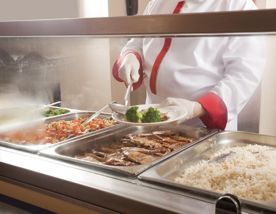 Fotografija: Zaposleni v šolski kuhinji se strinjajo, da je kakovostna prehrana otrok na prvem mestu. FOTO: Senkaya/Getty Images