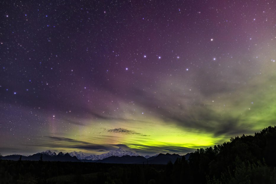 Fotografija: Zaradi prihajajoče nevihte bo ponekod verjetno mogoče opazovati severni sij oziroma auroro borealis. FOTO: Lightphoto Getty Images