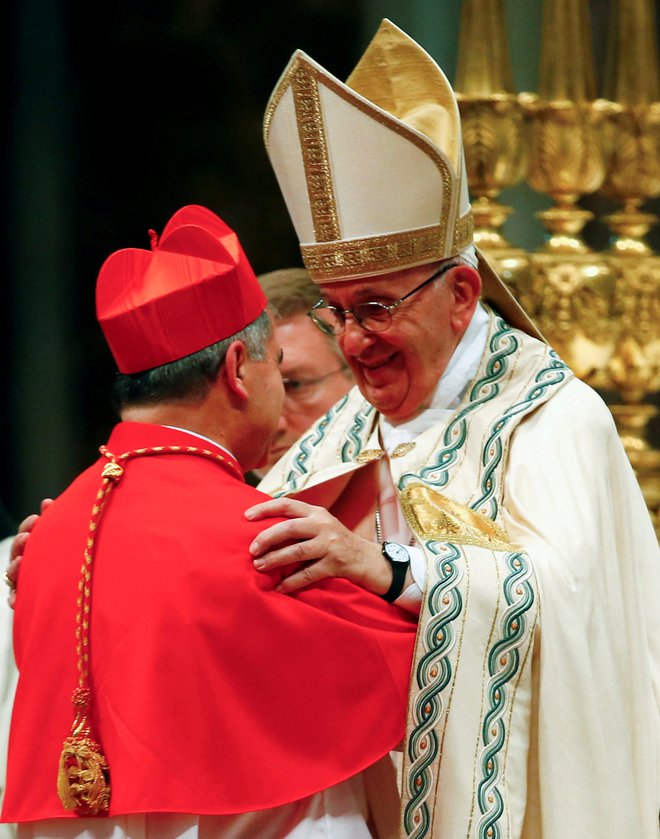 Tako ga je papež Frančišek blagoslovil med konzistorijsko slovesnostjo ob umestitvi 14 novih kardinalov v baziliki svetega Petra v Vatikanu leta 2018. FOTO: Tony Gentile, Reuters