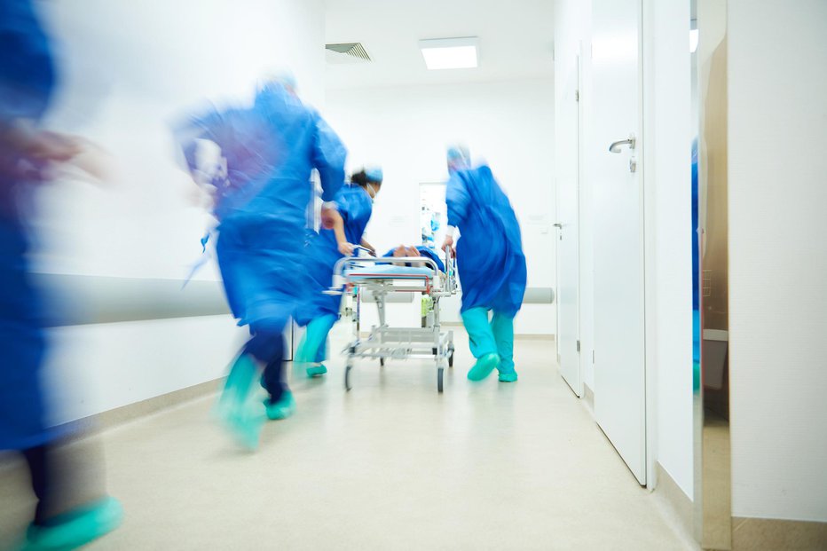 Fotografija: Naše bolnišnice so izčrpali urgentni centri, v katerih morajo dežurati zdravniki iz bolnišničnih oddelkov. Simbolična fotografija. FOTO: Getty Images