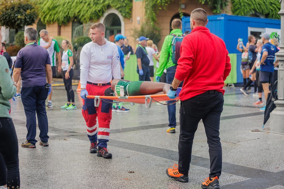 Fotografija: Na Ljubljanskem maratonu so bili primorani posredovati tudi reševalci. FOTO: Črt Piksi