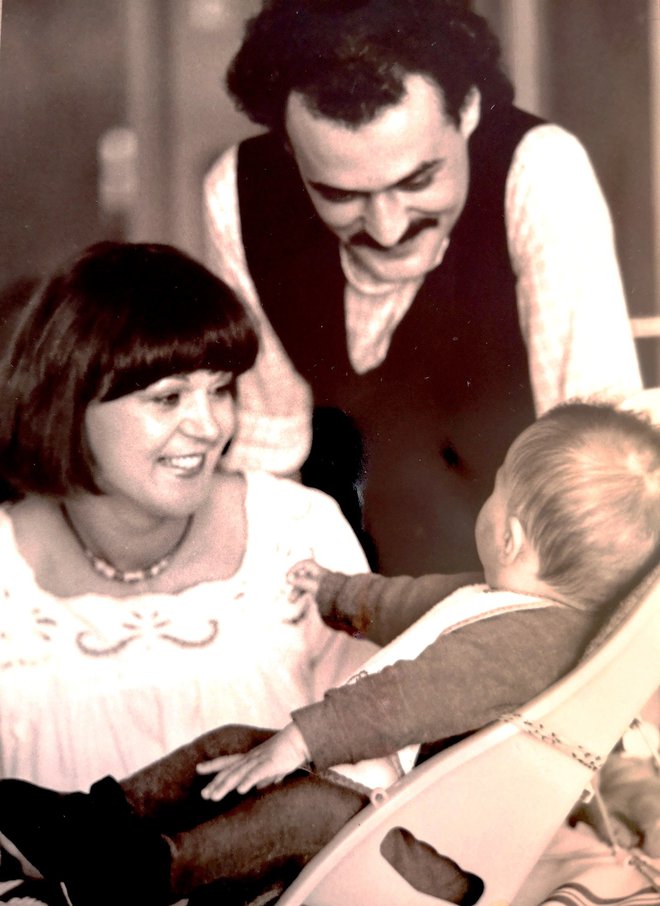Mala Ula z očkom in mamico. Foto: osebni arhiv/Facebook