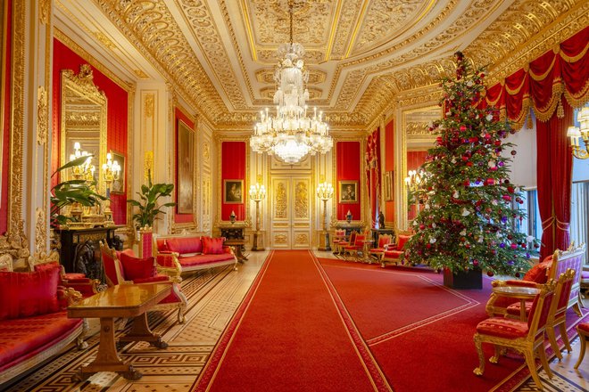Angleško palačo Windsor so kot vedno okrasili tako sijoče, da jo lahko opišemo le s presežniki.