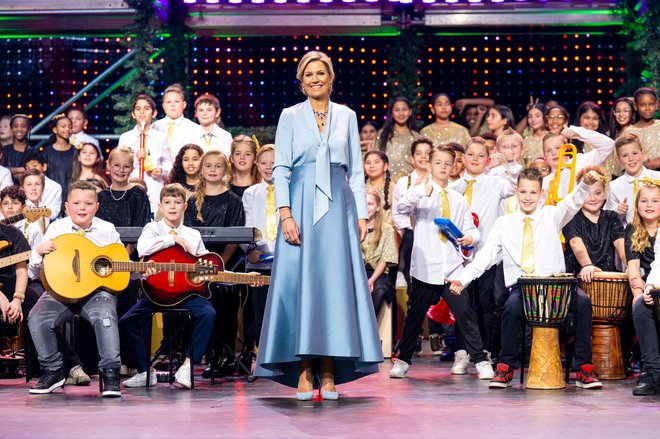 Nizozemska kraljica Maxima se je tudi letos s širokim nasmeškom udeležila gala večera božične glasbe največjega šolskega orkestra.