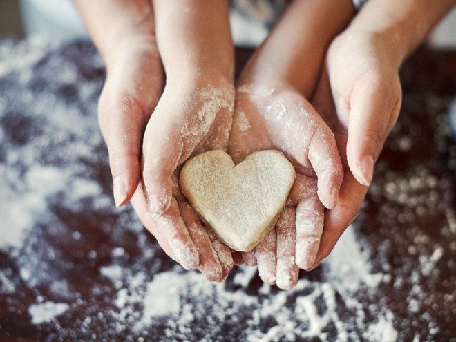 Kako boste otroke vključili v peko, je odvisno tako od njihove starosti kot zapletenosti recepta. FOTO: Peopleimages/Getty Images 