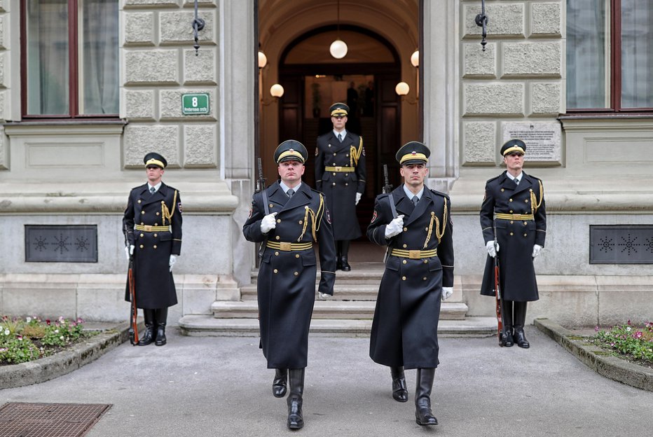 Fotografija: Pred predsedniško palačo je bila včeraj postrojena častna straža Garde Slovenske vojske. FOTO: Blaž Samec