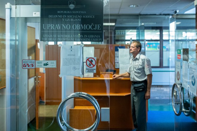 Pričanje nekdanjega ministra Boštjana Koritnika je na delovnem in socialnem sodišču v Ljubljani trajalo kar dve uri in pol. FOTO: Voranc Vogel, Delo