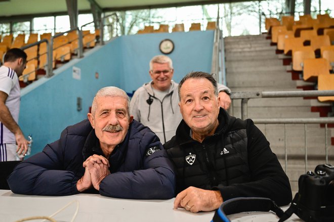 Predsednik NK Maribor Drago Cotar in fotografska legenda Drago Wernig - Taka sta z vijoličastimi že dve desetletji. FOTO: MP Produkcija/pigac.si