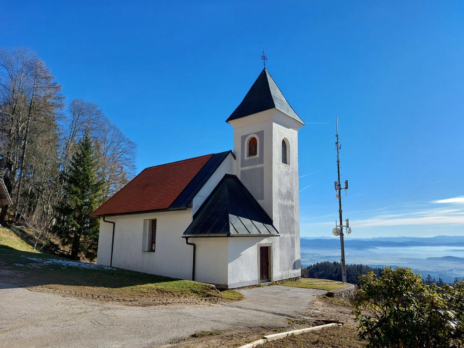 Fotografija: V vasici Ambrož stoji cerkvica svetega Ambroža. FOTOGRAFIJE: Janez Mihovec