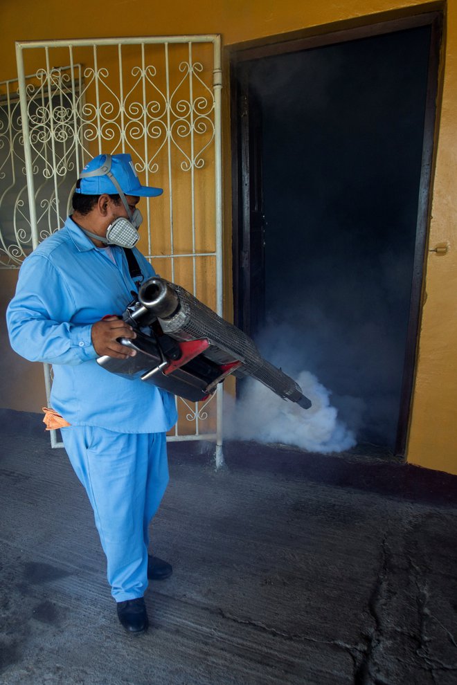 Delavec zaprašuje hiše proti komarjem v Nikaragvi. FOTO: Maynor Valenzuela/Reuters