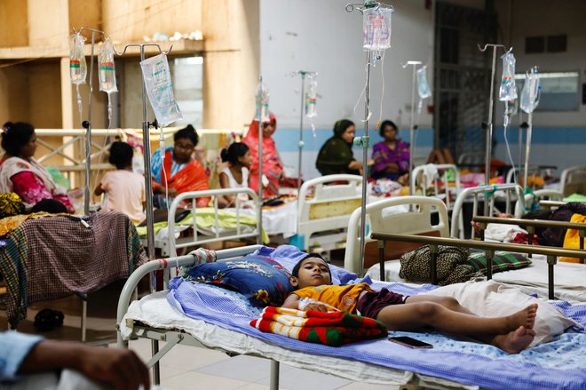 Oboleli otroci v univerzitetni bolnišnici Mugda v Daki v Bangladešu FOTO: Mohammad Ponir Hossain/Reuters