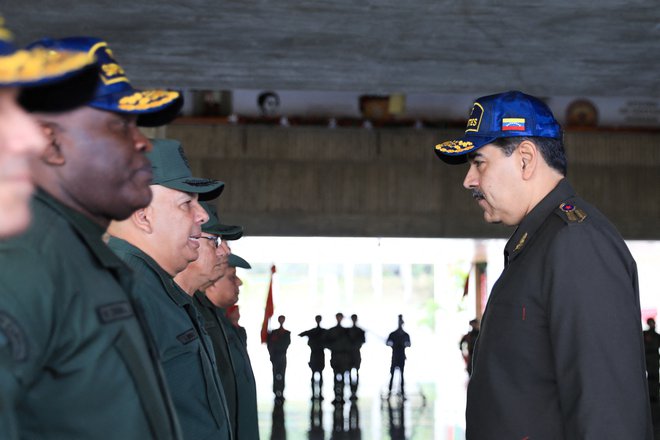 Venezuelski predsednik Nicolas Maduro je tik pred vojaško vajo postrojil svojo vojsko. FOTO: Reuters