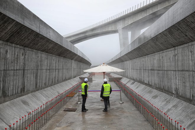 Ob koncu leta je konzorcij pod vodstvom Kolektorja CPG končal gradnjo viaduktov na trasi drugega tira, viaduktov Vinjan in Gabrovica (na fotografiji) ter predora Škofije, kar je bil ne nazadnje tudi pogoj za unovčenje 80 milijonov evrov nepovratnih evropskih sredstev. FOTO: Blaž Samec