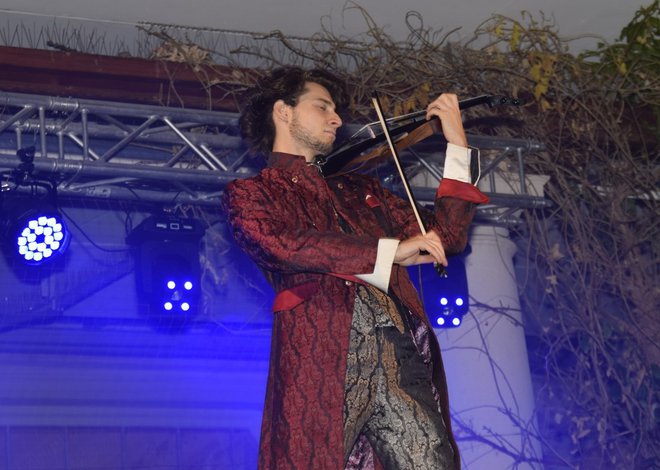 Koncert ekstravagantnega violinista Pierpaola Fotija je dal dogajanju nepozaben pečat. Foto: Janez Kočar