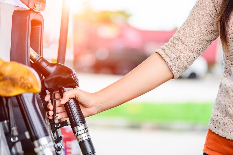 Fotografija: Cena litra bencina se bo zvišala na približno 1,39 evra, cena dizla pa na 1,43 evra. FOTO: Gettyimages