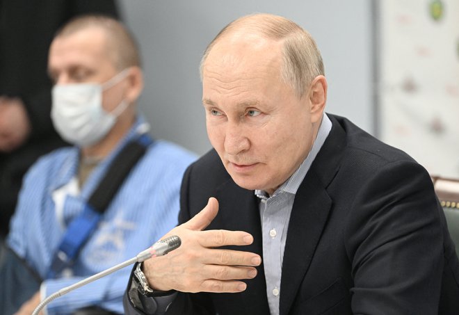 Ruski predsednik Vladimir Putin je po obisku vojaške bolnišnice v Moskvi dejal, da bo okrepil napade na Ukrajino. FOTO: Sputnik Via Reuters
