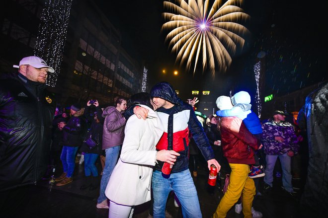 Na Trgu Leona Štuklja je ob vstopu v 2024. padlo ogromno silvestrskih poljubov. FOTO: MP Produkcija/pigac.si