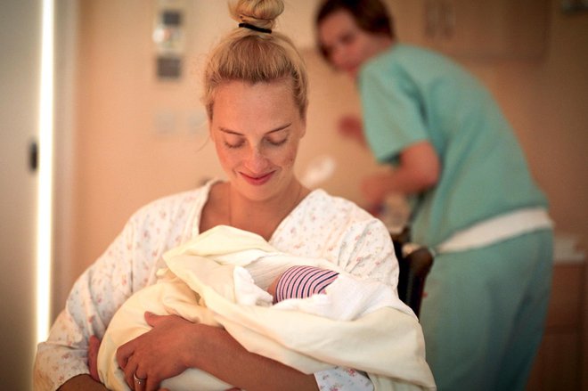 Mamica in novorojenček FOTO: Peter Vrčkovnik, Ministrstvo za kulturo