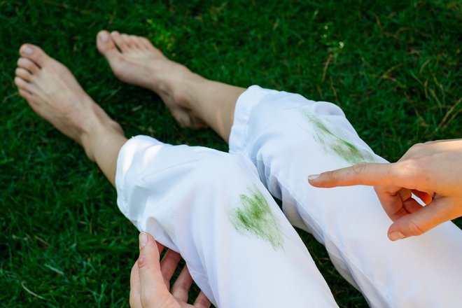 Madež trave je najbolje napasti z detergentom za pomivanje posode. FOTO: Halynarom/Shutterstock