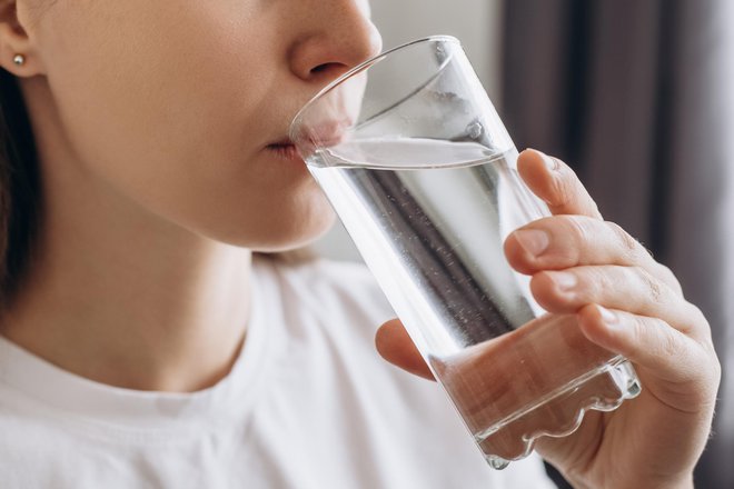 Za preprečevanje dehidracije pijemo veliko vode. FOTO: Yurii Yarema/Getty Images