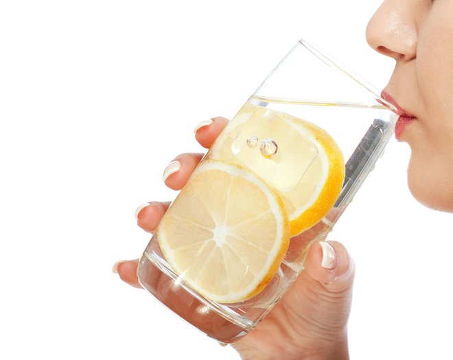 Pred obrokom popijte kozarec tople vode z limono. FOTO: Ivanmateev Getty Images/istockphoto