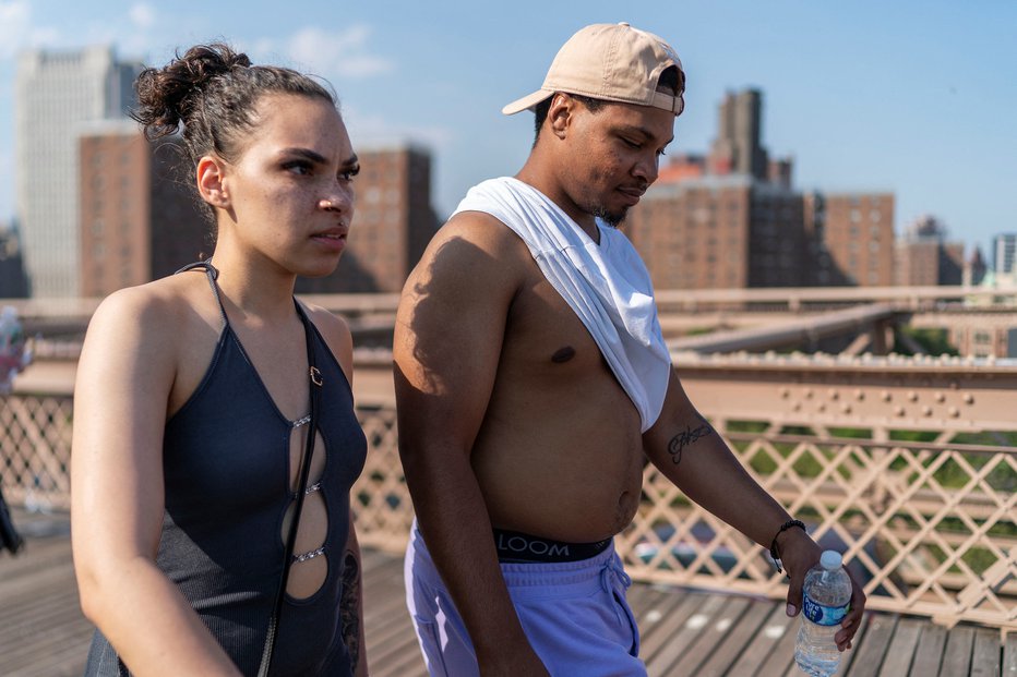 Fotografija: V New Yorku je začel danes veljati odlok, ki prodajalcem spominkov prepoveduje opravljanje dejavnosti na Brooklynskem mostu, ki povezuje mestni četrti Manhattan in Brooklyn. FOTO: Eduardo Munoz Reuters