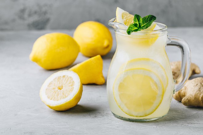 Za boljšo odpornost in boljšo prebavo vodi dodajte sok limone. FOTO: Thinkstock