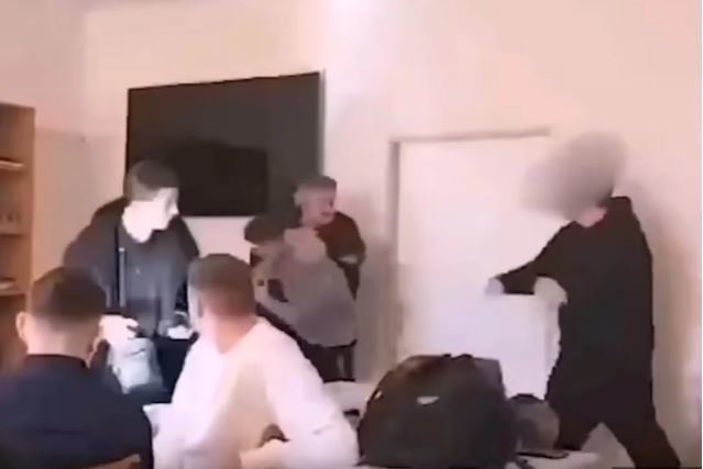 Fotografija: Na posnetku je bilo mogoče videti, da je učitelj fizično napadel dva učenca, potem ko sta ga dlje časa provocirala.  FOTO: Zaslonski Posnetek, Youtube