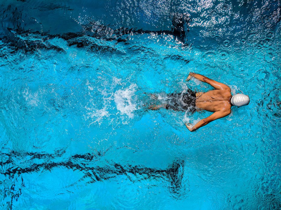 Fotografija: Med plavanjem se obremenijo mišice spodnjega in zgornjega dela telesa. FOTO: Getty Images