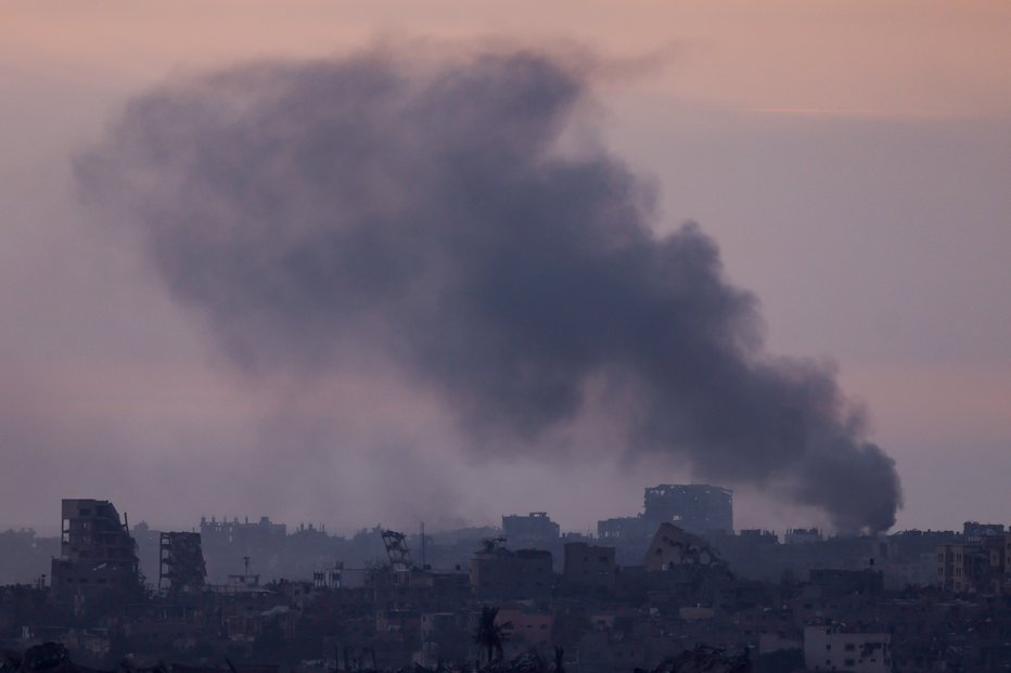 Fotografija: Dim nad Gazo. FOTO: Tyrone Siu Reuters