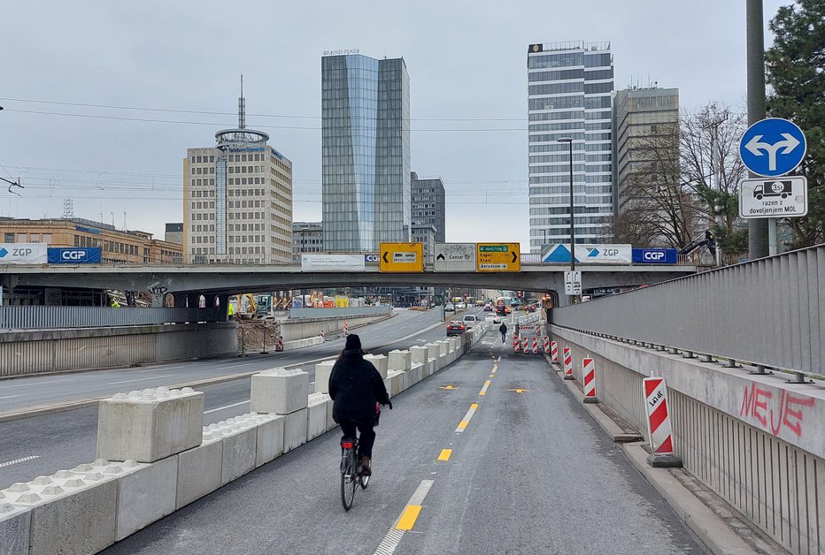 Fotografija: Na zahodni strani Dunajske ceste (proti središču mesta) je vzpostavljen koridor za pešce in kolesarje. FOTO: Blaž Samec/Delo