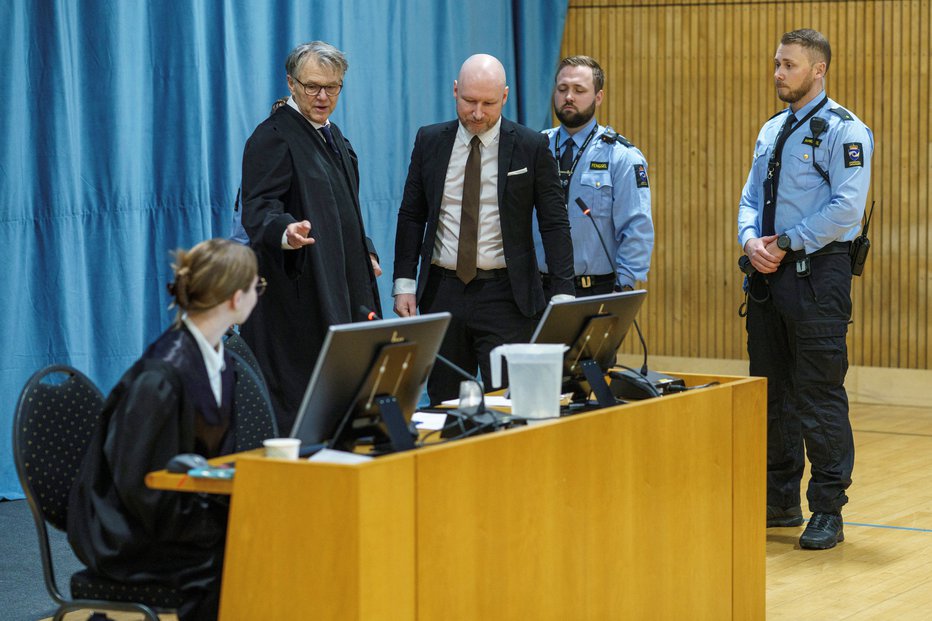 Fotografija: Anders Breivik (v sredini) na improviziranem sodišču v telovadnici zapora ni povedal ničesar.
FOTO: Ntb/Reuters