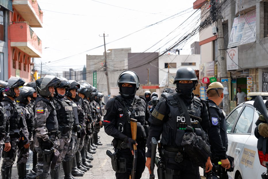 Fotografija: Ekvadorske ulice so zavzeli policisti in vojaki. FOTO: Karen Toro, Reuters