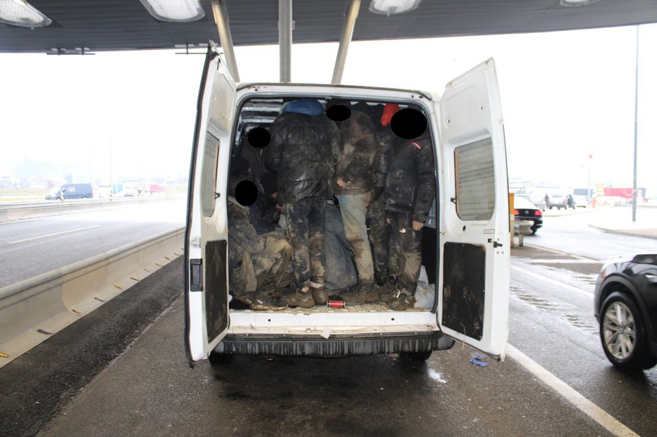 Fotografija: Pred dnevi je Gruzijec poskušal skozi mejni prehod Obrežje pretihotapiti 21 migrantov. FOTO: PU Novo mesto