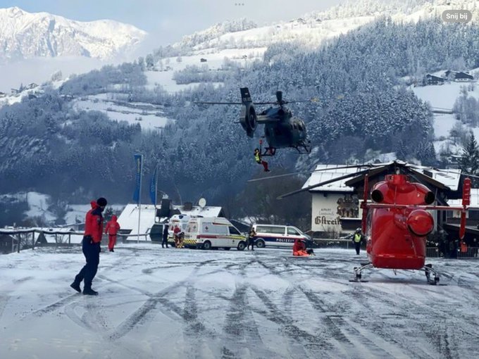 Fotografija: Reševanje je potekalo tudi s pomočjo helikopterjev. FOTO: x, Twitter