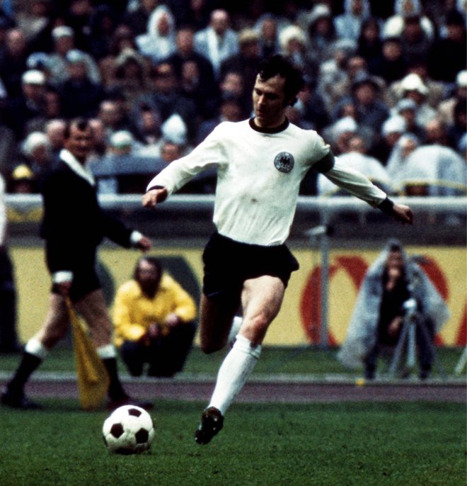 Franz Beckenbauer se je odlikoval z eleganco in igralno inteligenco. FOTO: Reuters