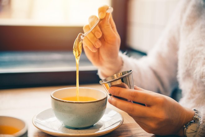 Čaj z medom je odlično domače zdravilo. FOTO: Vera_petrunina, Getty Images