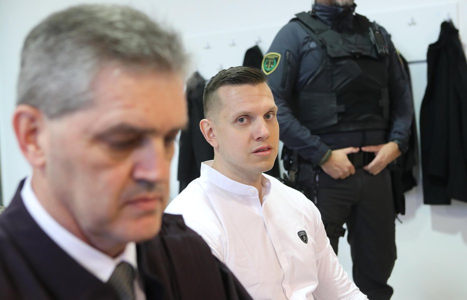 Fotografija: Klemen Kadivec (v beli srajci) pravi, da ga stroga izolacija v priporu psihično uničuje. Ob njem odvetnik Branko Gvozdič. FOTO: Dejan Javornik