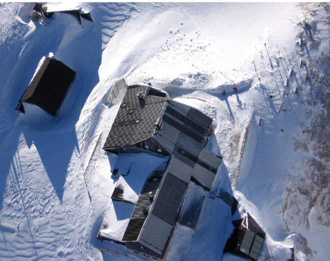Osmega januarja je na Kredarici debelina snežne odeje merila 277 centimetrov. FOTO: Filip Štucin