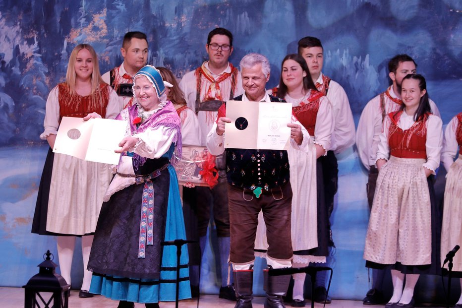 Fotografija: Člani Folklornega društva Bled so ponosni na člana Jelko Potočnik in Marjana Rekarja, prejemnika Galusove značke. FOTOGRAFIJE: Vili Vogelnik