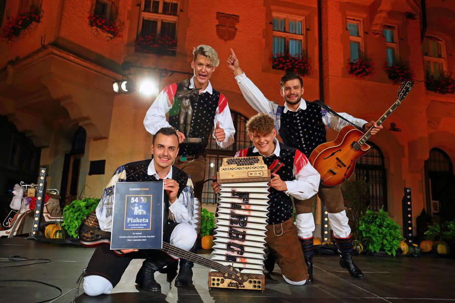Fotografija: Firbci so lani na Ptujskem festivalu slavili kot najboljši ansambel med ostalimi zasedbami, njihova polka Pleši pa je bila najboljša skladba po mnenju občinstva. FOTO: Črtomir Goznik