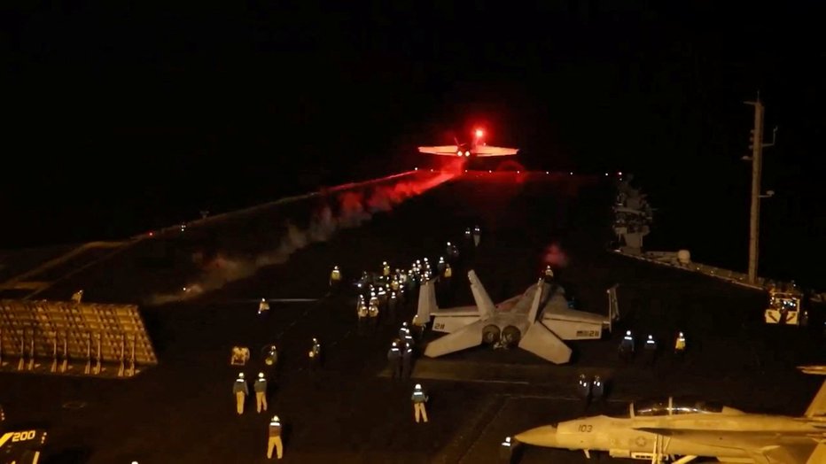 Fotografija: Hutije so Američani in Britanci iz kopnega in zraka napadli v odgovor na njihove napade na ladje v Rdečem morju. FOTO: Us Central Command Via X Via Reuters