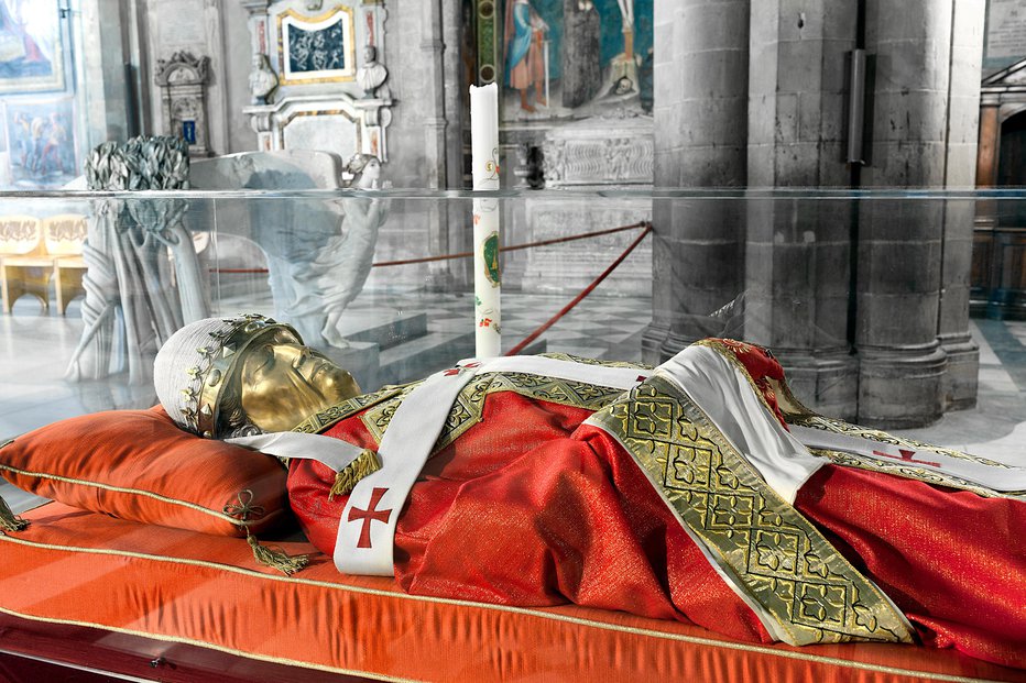 Fotografija: Nestrohnjeno truplo papeža Gregorja X. v katedrali v toskanskem Arezzu. FOTO: Getty Images